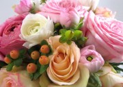 completed-rose-and-ranunculus-arrangement-close-up8